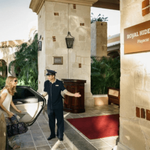 Después De Disfrutar De Un Delicioso Desayuno En El Exclusivo Restaurante Las Ventanas En Playa Del Carmen, Mexico