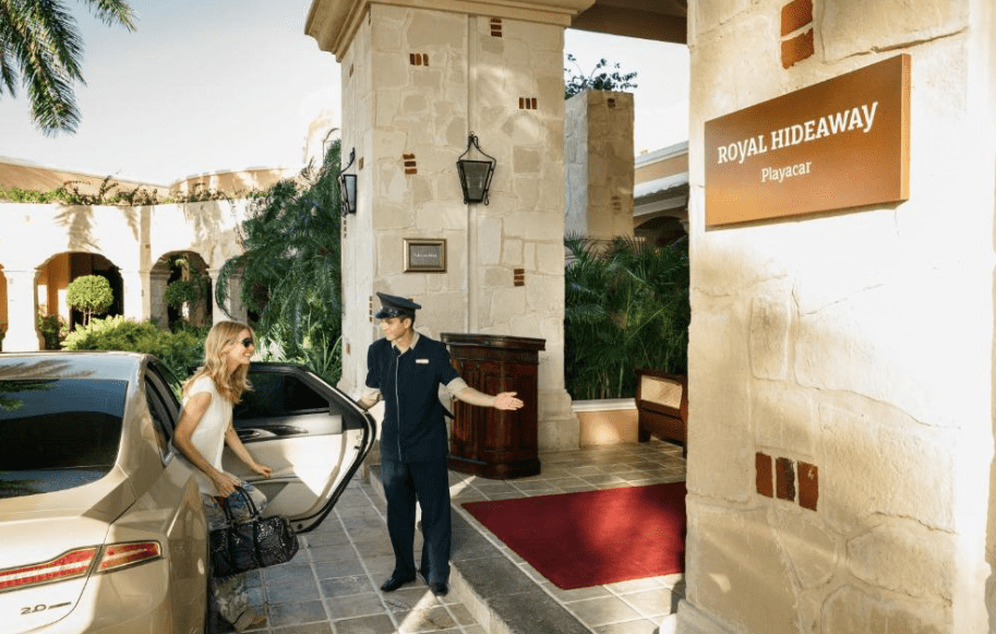 Después De Disfrutar De Un Delicioso Desayuno En El Exclusivo Restaurante Las Ventanas En Playa Del Carmen, Mexico