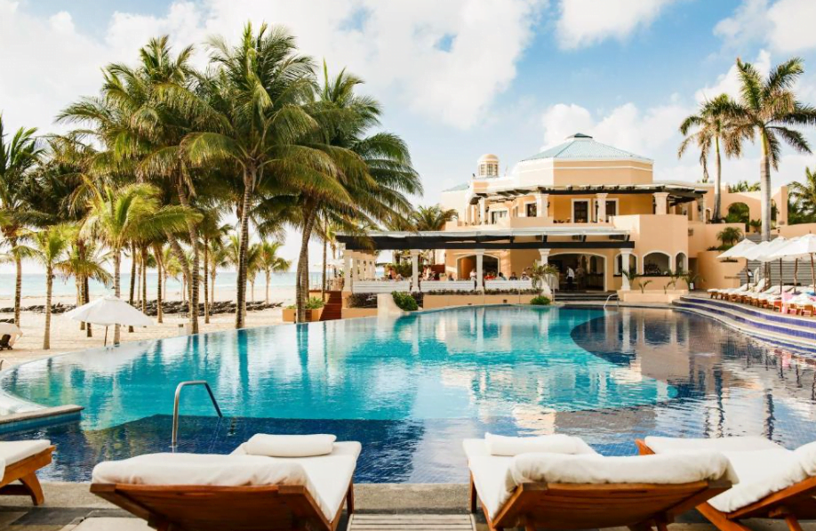 El Sonido Suave De Las Olas Rompiendo En La Playa Cercana Completa La Escena Idílica En Mexico, Playa Del Carmen, Caribe