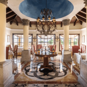 Como Jardines Exuberantes Y Vistas Panorámicas Al Mar En Playa Del Carmen, Mexico