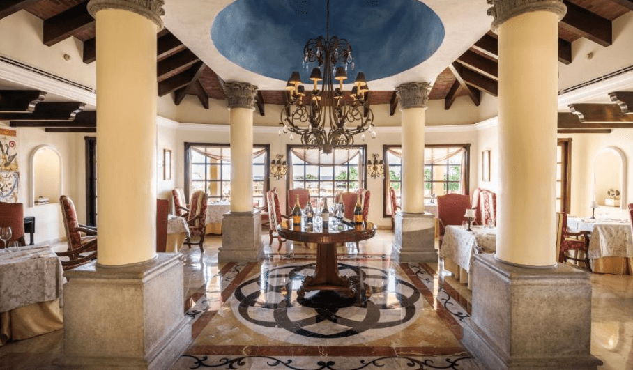 Como Jardines Exuberantes Y Vistas Panorámicas Al Mar En Playa Del Carmen, Mexico