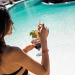 Mientras Que Las Parejas Pueden Relajarse En La Playa Y Disfrutar De Románticas Cenas A La Luz De Las Estrellas En Playa Hermosa, Costa Rica