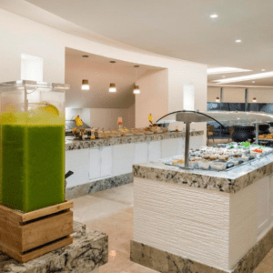 Una Amplia Seleccion De Bebidas Desde Cocteles Tropicales Hasta Vinos Y Licores De Alta Calidad En Playacar Palace