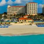 Con Múltiples Edificaciones Que Albergan Diversas áreas Como Restaurantes En Cancun, Mexico