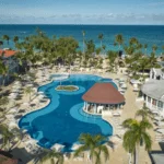 El área Circundante Del Hotel Está Rodeada De Hermosos Paisajes Naturales Y Playas De Arena Blanca