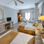 Las Junior Suite Superior Y Deluxe Están Equipadas Con Camas King Size O Dos Camas Dobles En Bahia Principe Grand Turquesa