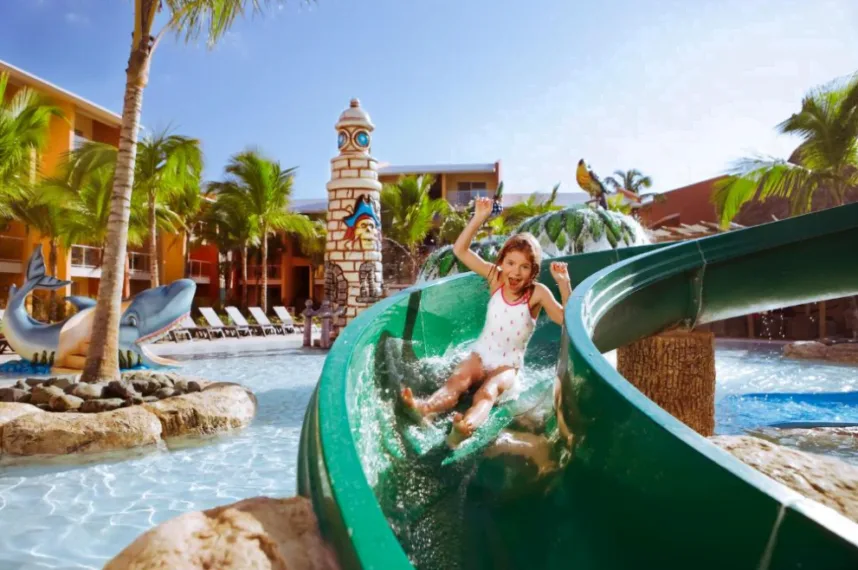 Los Entusiastas De Los Deportes Acuáticos Pueden Explorar El Mar Con Equipos De Snorkel En Barceló Bávaro Palace En Republica Dominicana, Punta Cana, Caribe