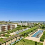 Pasas El Día Relajándote En Una Piscina Infinita