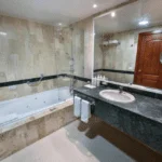 A La Piscina O A áreas Interiores Bien Cuidadas En Bahia Principe Grand Turquesa En Republica Dominicana, Punta Cana, Caribe