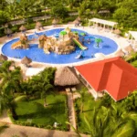 Con Una Bebida Tropical En La Mano En Bahia Principe Grand Turquesa En Republica Dominicana, Punta Cana, Caribe