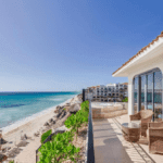 Cuenta Con Múltiples Edificios Que Albergan Habitaciones