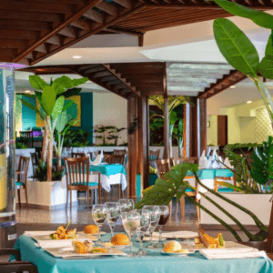 Proporcionando Refrescos Perfectos Para Los Días Soleados Y Las Noches De Entretenimiento En Crown Paradise Club Cancun En Mexico, Cancun, America Del Norte