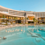 Sumérgete En Una De Las Impresionantes Piscinas Del Hotel