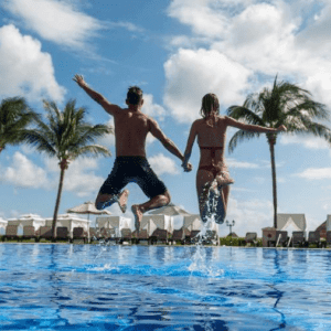 Parejas Y Grupos En Puerto Morelos, Mexico
