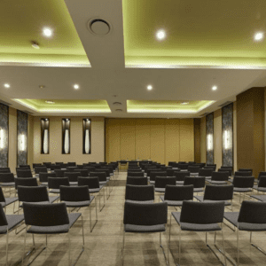 Ya Sea Disfrutando De Un Masaje Relajante En El Spa O Participando En Una Clase De Aeróbic Junto A Una De Las Cuatro Piscinas