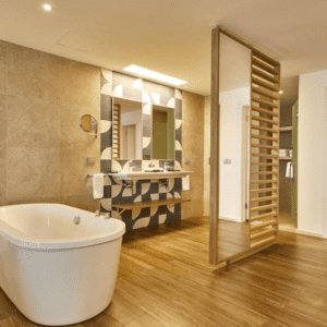 Ya Sea Disfrutando De Un Masaje Relajante En El Spa O Participando En Una Clase De Aeróbic Junto A Una De Las Cuatro Piscinas