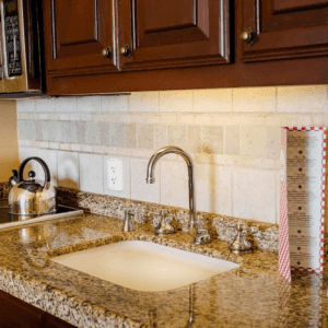 Cambio De Moneda Y Un Supermercado Pequeño Para Cualquier Necesidad De último Momento En Cabo San Lucas, Mexico