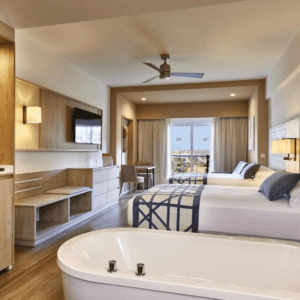 Las Clases De Aeróbic Y Los Deportes Acuáticos Son Muy Populares Entre Los Visitantes Que Buscan Mantenerse Activos Y Disfrutar Del Mar