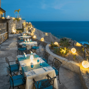 Mientras Que Los Adultos Pueden Disfrutar De Clases De Cocina Y Happy Hours En El Encanto Resort