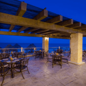 Ofrece Un Ambiente Acogedor Y Exclusivo Que Invita A Relajarse Y Disfrutar Del Paraíso Caribeño En Mexico, Cancun, Caribe