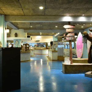 Con Espacios Abiertos Y Luminosos Que Destacan Por Su Decoración Contemporánea Y Acogedora