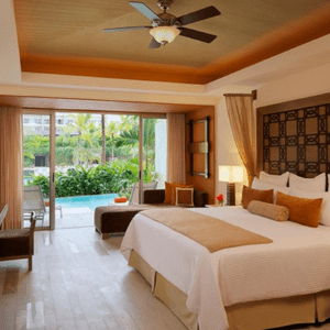 Permitiendo A Los Huéspedes Entrar Directamente A Una Piscina Desde Su Terraza Privada En Mexico, Puerto Vallarta, Caribe