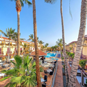 Las Instalaciones Recuerdan A Un Pueblo Costero Donde Cada Bungalow Se Conecta Armoniosamente Con Los Caminos Rodeados De Vegetación En Maspalomas, Espana