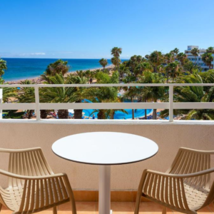 Este Hotel Evoca Una Atmósfera De Resort Clásico En Espana, Puerto Del Carmen, Europa Del Sur