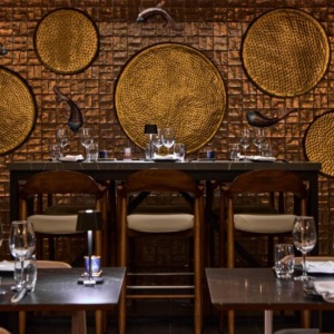 La Decoración Es Sofisticada Y Minimalista